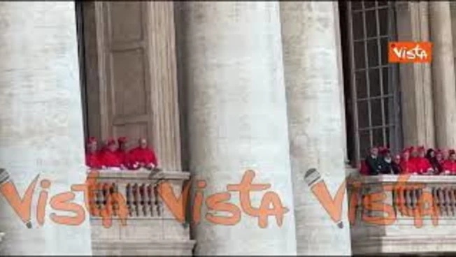 Elezione Papa, i Cardinali sui balconi della Basilica di San Pietro attendono il nuovo Pontefice