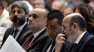 Luigi Di Maio e Vito Crimi alla riunione M5s in auto blu. Dagospia, la paparazzata imbarazzante