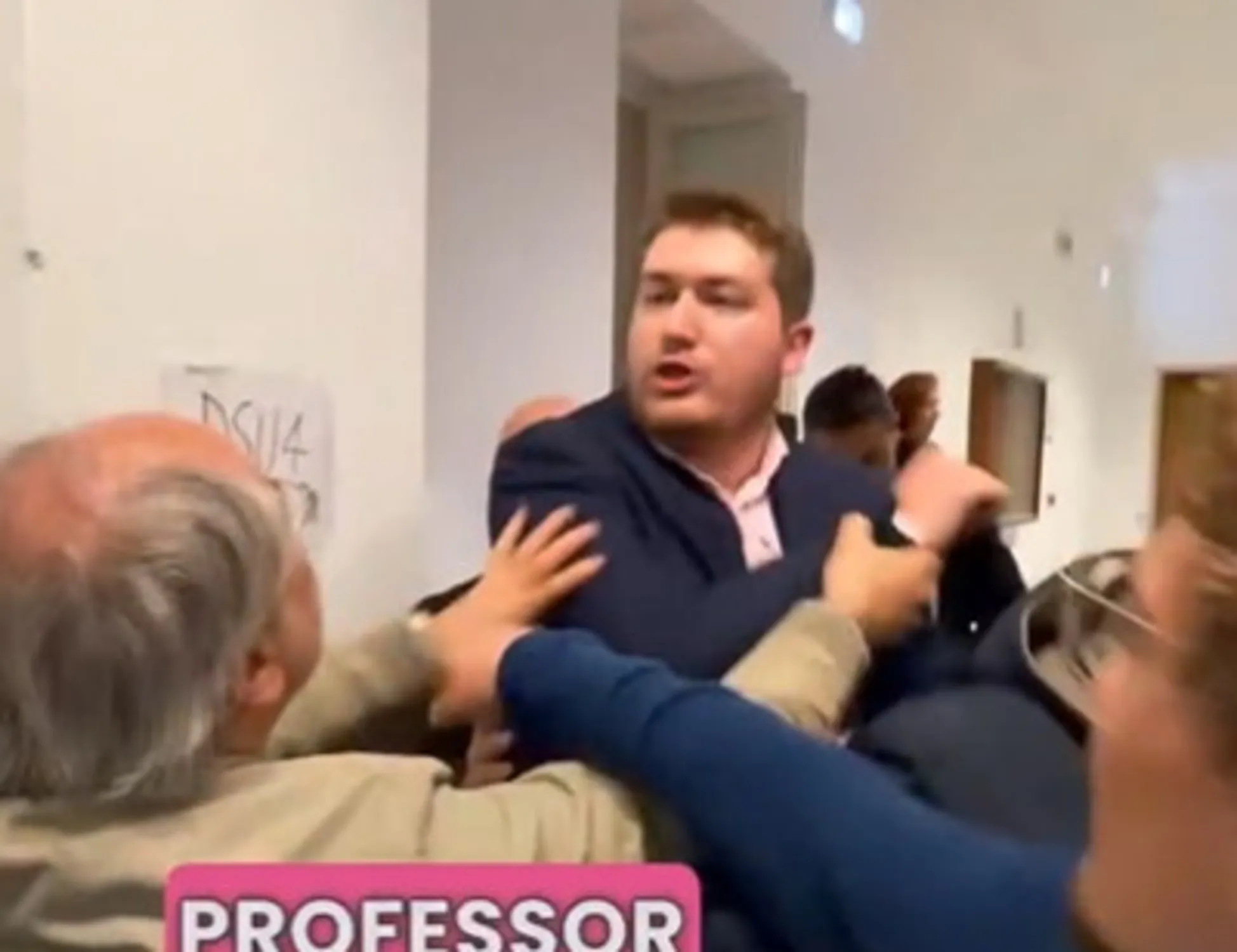 Leggi l'articolo: Radicale aggredito dai compagni-Anpi: il video-choc