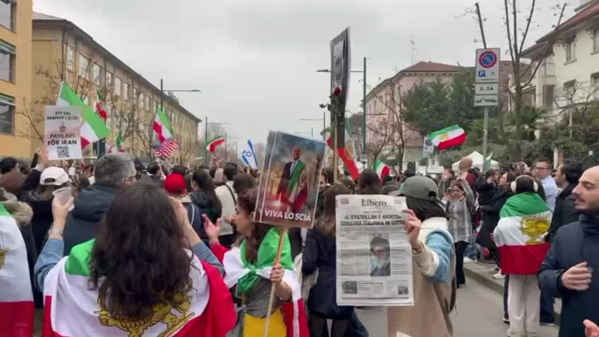 Milano, gli iraniani festeggiano in strada con una copia di Libero