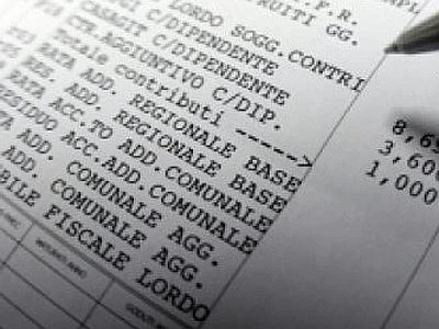 Natale, le tredicesime saranno più leggere: una parte se ne va negli aumenti del 2013