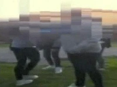 ''La negra le busca''. Botte e schiaffi alla ragazzina di colore finiscono su Youtube