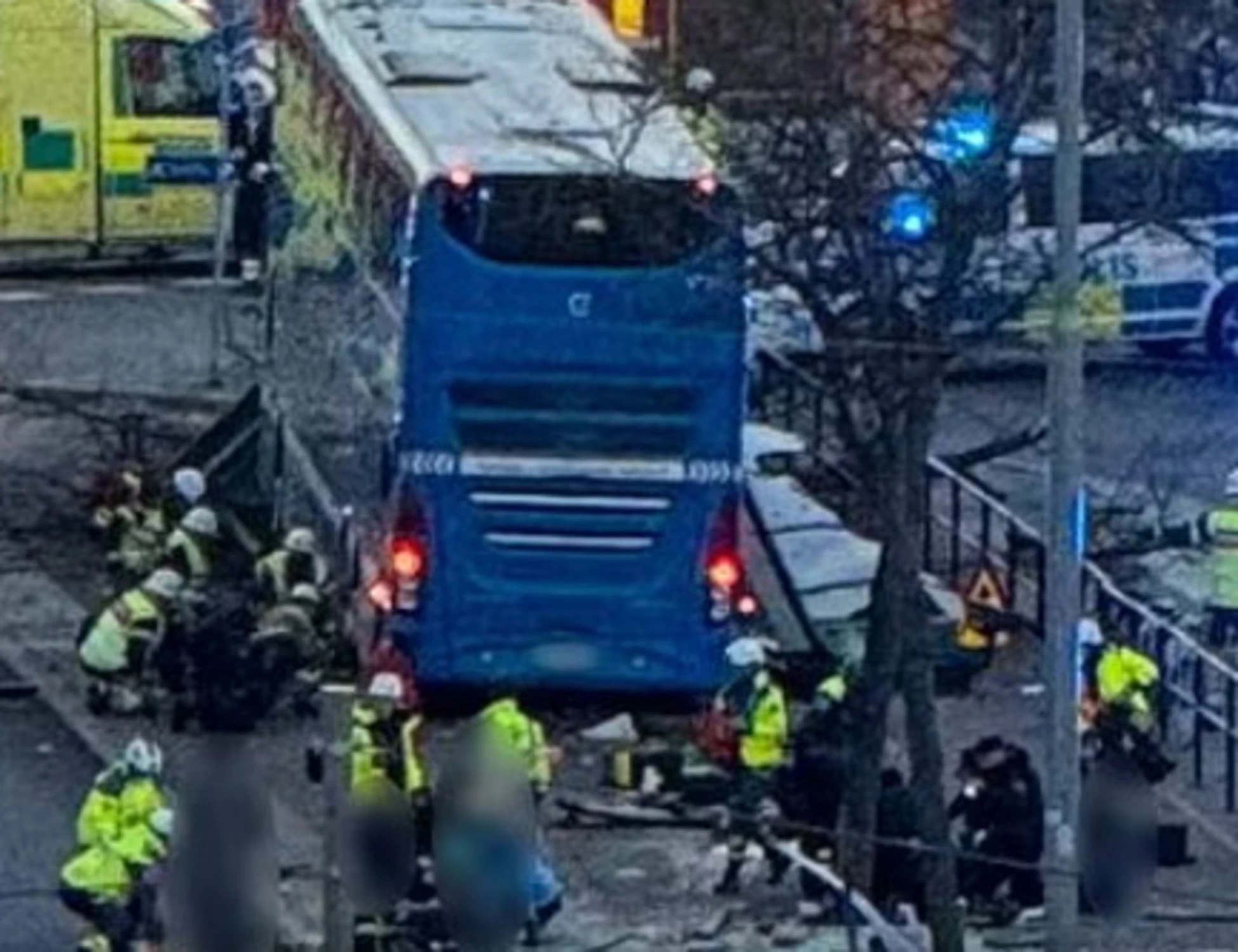 Stoccolma, bus si schianta contro la pensilina: morti e feriti