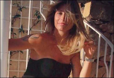 Maddalena Corvaglia, scatto bollente: la gonna è troppo corta e spunta lo slip. Fatto apposta?