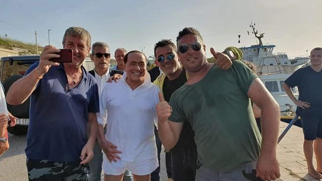 Silvio Berlusconi, la prima volta nella villa in Lampedusa: delirio sull'isola per il Cav