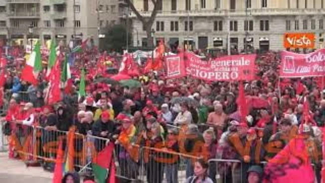 Leggi l'articolo: "Democrazia al lavoro", il corteo della Cgil a Roma, i manifestanti riempiono Piazza San Giovanni