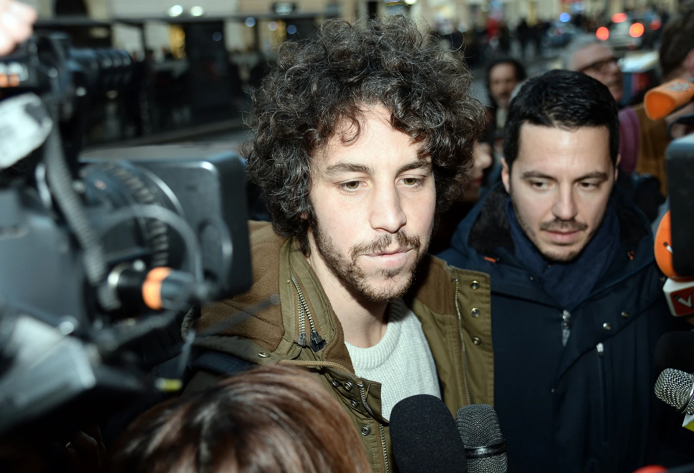 Mattia Santori smascherato, l'ex sardina espulsa: "Vi dico io perché viene santificato dal Pd"