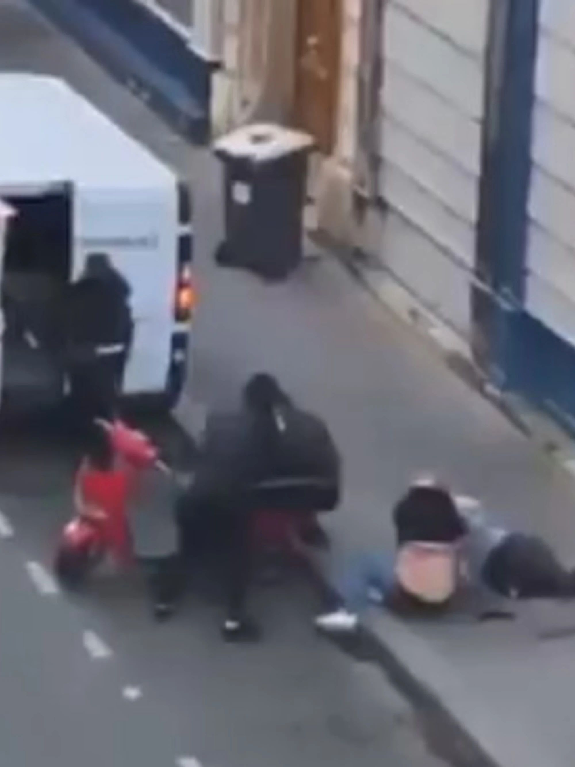 Parigi, tentano di rapire una donna in pieno giorno: chi è lei