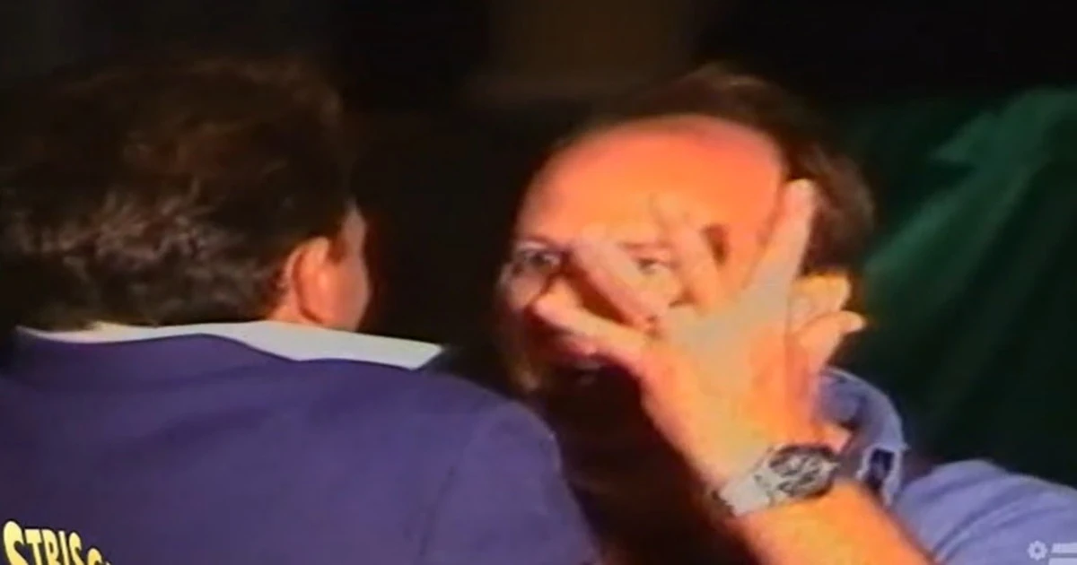 Striscia la notizia, Gerry Scotti "distrugge tutto". Calci nel sedere e mazza da baseball, il video rubato del raptus di 20 anni fa