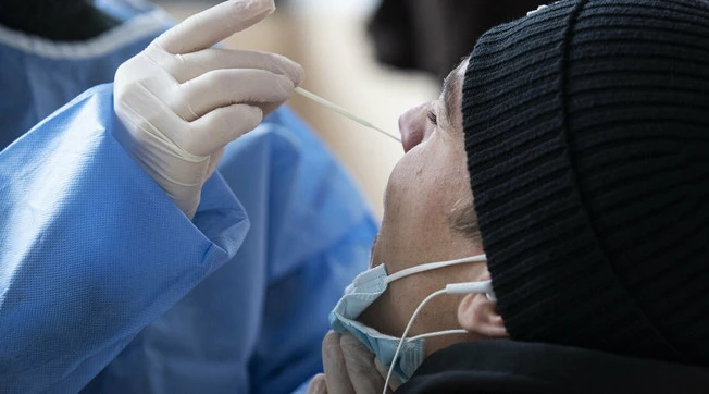 Coronavirus, bollettino 15 febbraio: lieve risalita dei ricoveri, morti e contagi migliorano. Ma l'Iss: "Subito misure più severe"