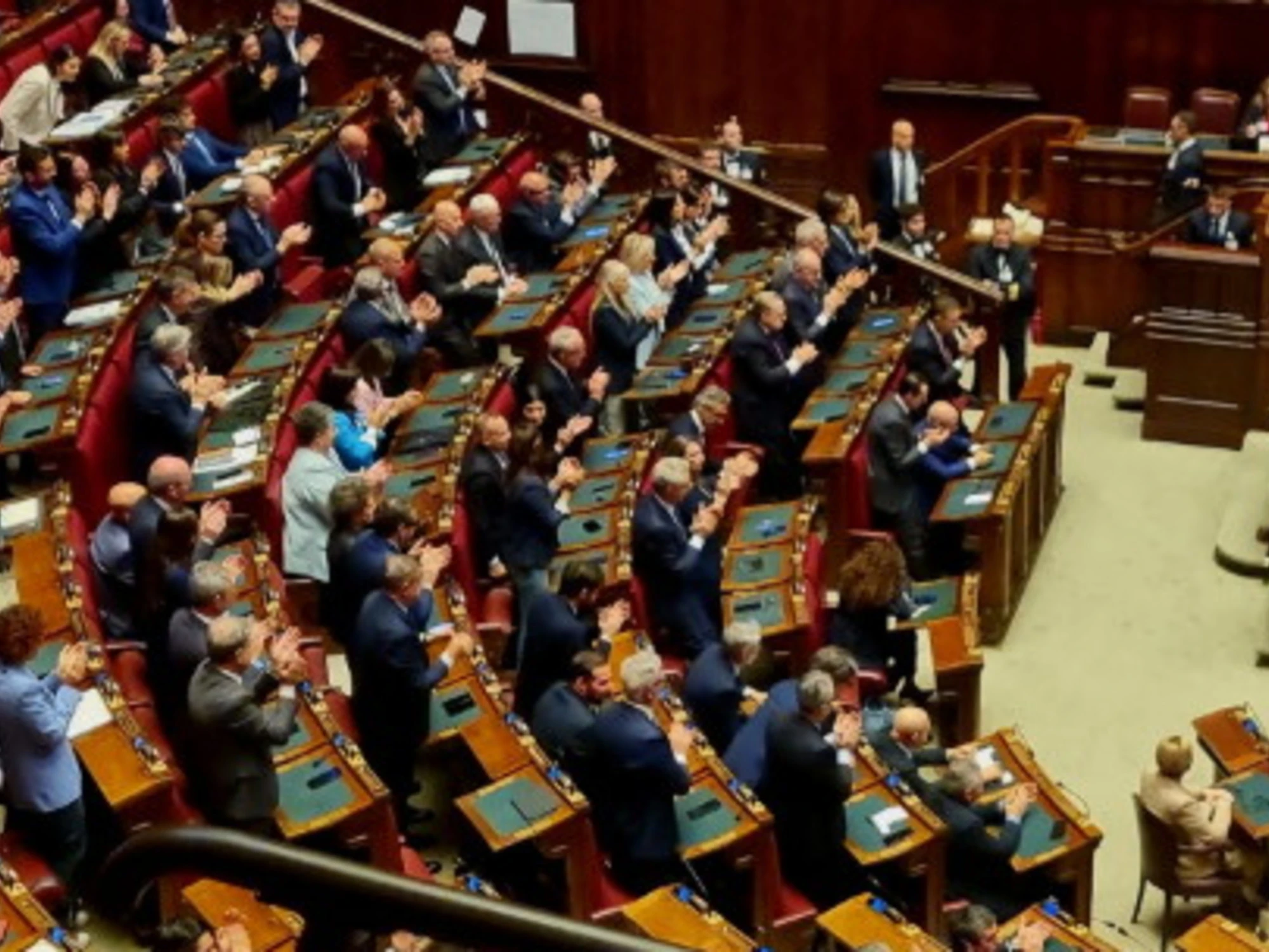 Meloni, "io non scappo". Clamoroso alla Camera: standing ovation