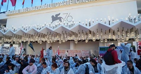 VENEZIA, AMBIENTALISTI OCCUPANO RED CARPET "SALVIAMO PIANETA"