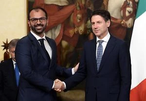 Giuseppe Conte, la strategia del rinvio. E il premier confida: "Fioramonti? Volevano la sua testa"