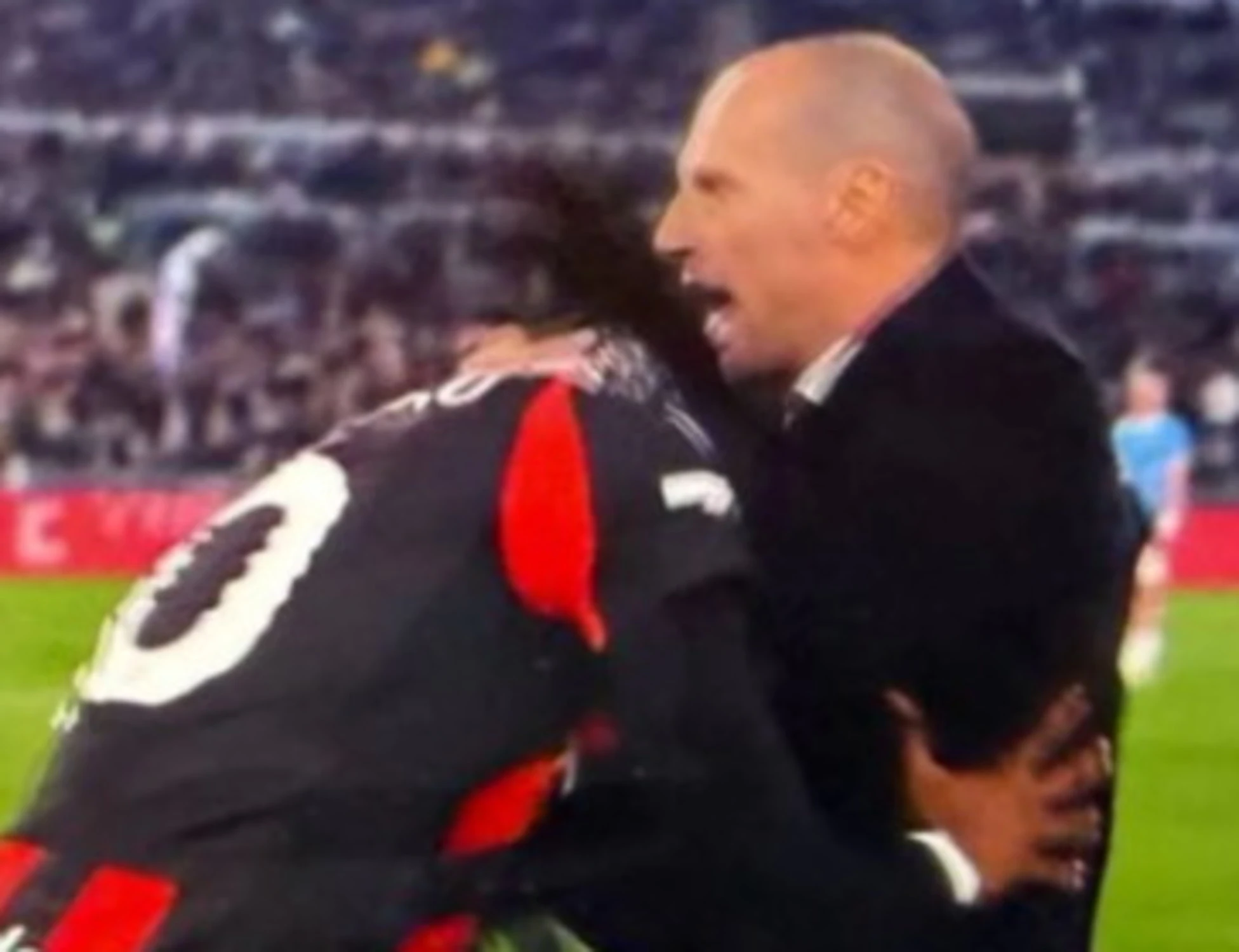 Milan, lo scontro tra Leao e Allegri: "Lasciami su", finisce a calci