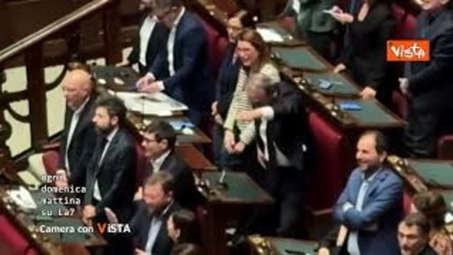 Bella Ciao e Inno su Camera con Vista su La7 ma guarda in alto, di Alexander jakhnagiev