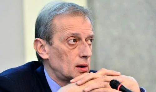 Il Pd in pressing su Renzi: Fassino al Colle