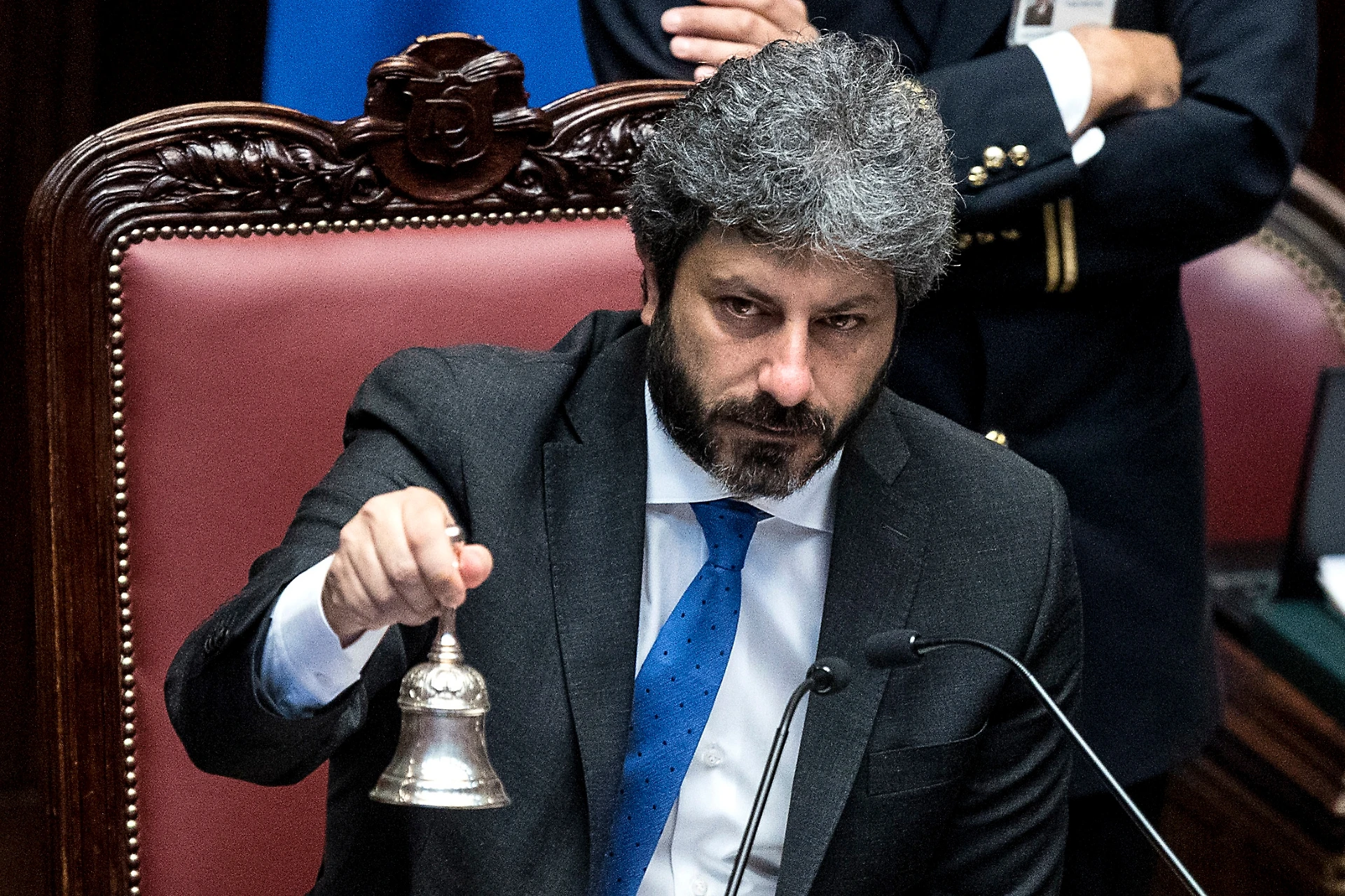 Roberto Fico umiliato da Vittorio Sgarbi: "Non sa l'italiano. Alla Camera mi ha detto che..."