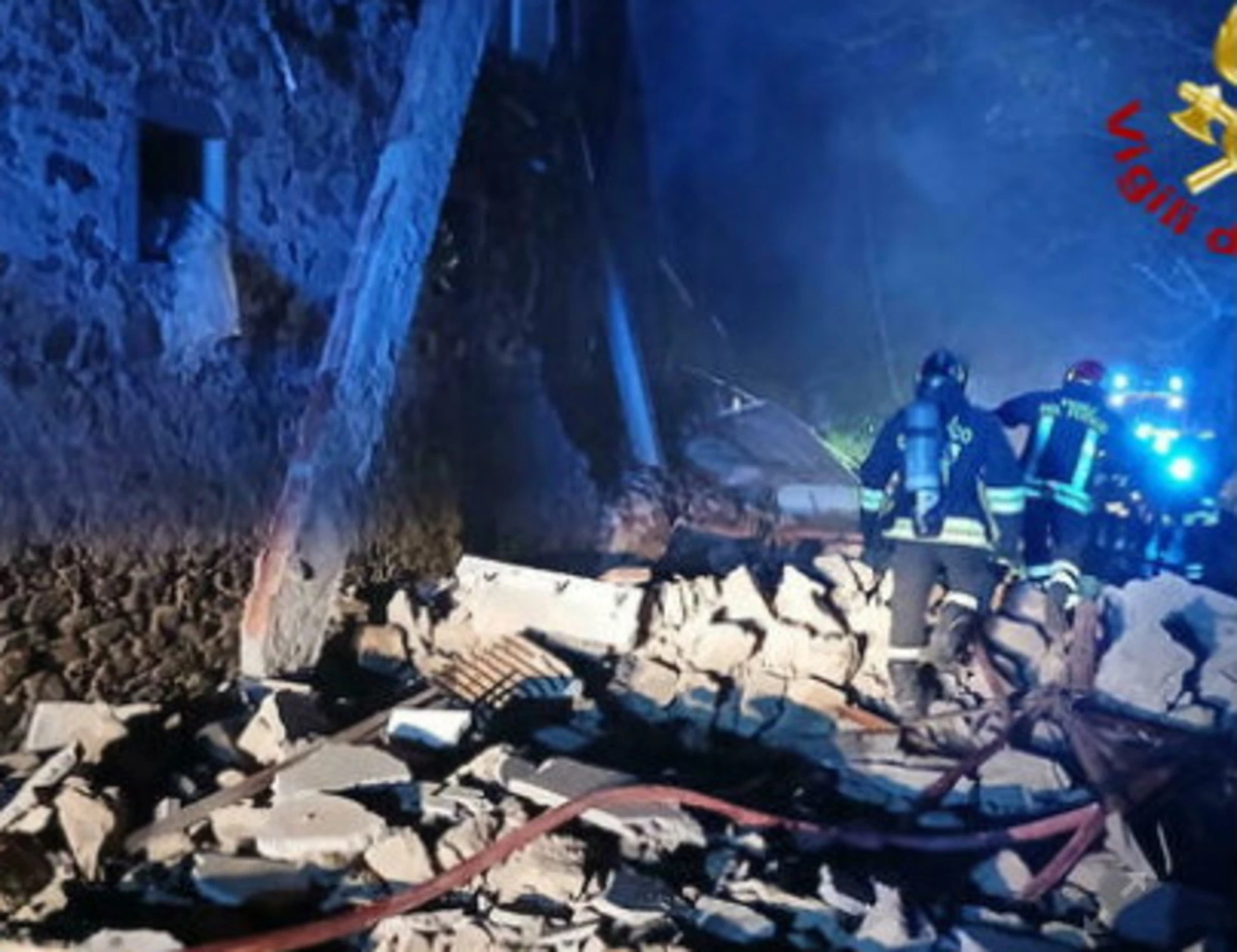 Arezzo, crolla un edificio dopo un'esplosione: tre feriti, una ustionata grave