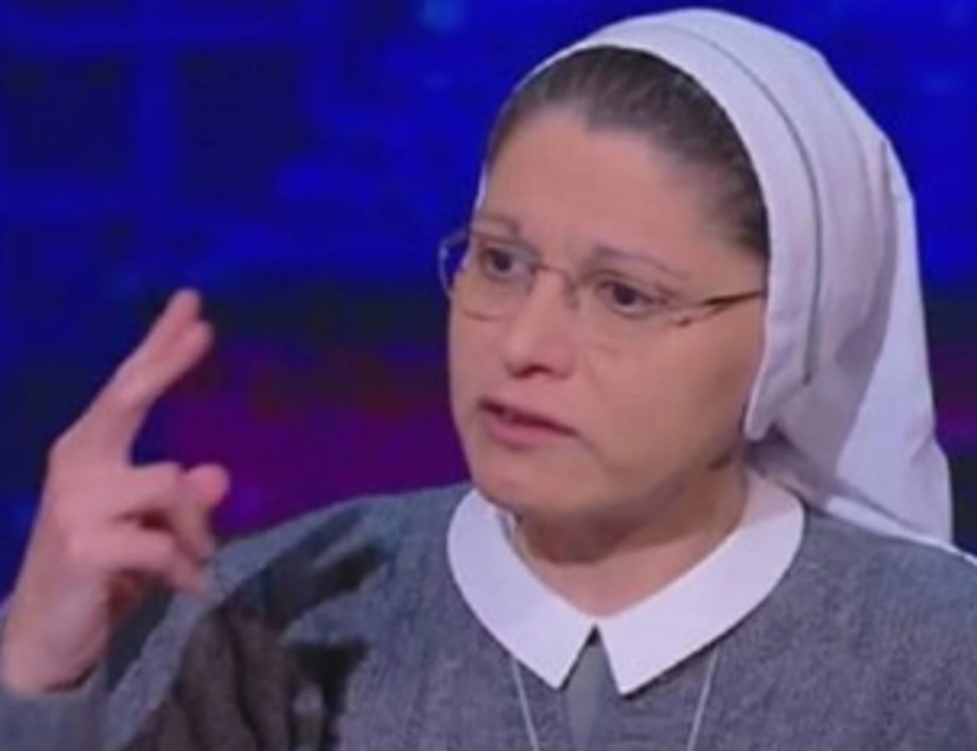 Suor Monia Alfieri inguaia Elly Schlein: "Anche Pd e 5 Stelle lo fanno"