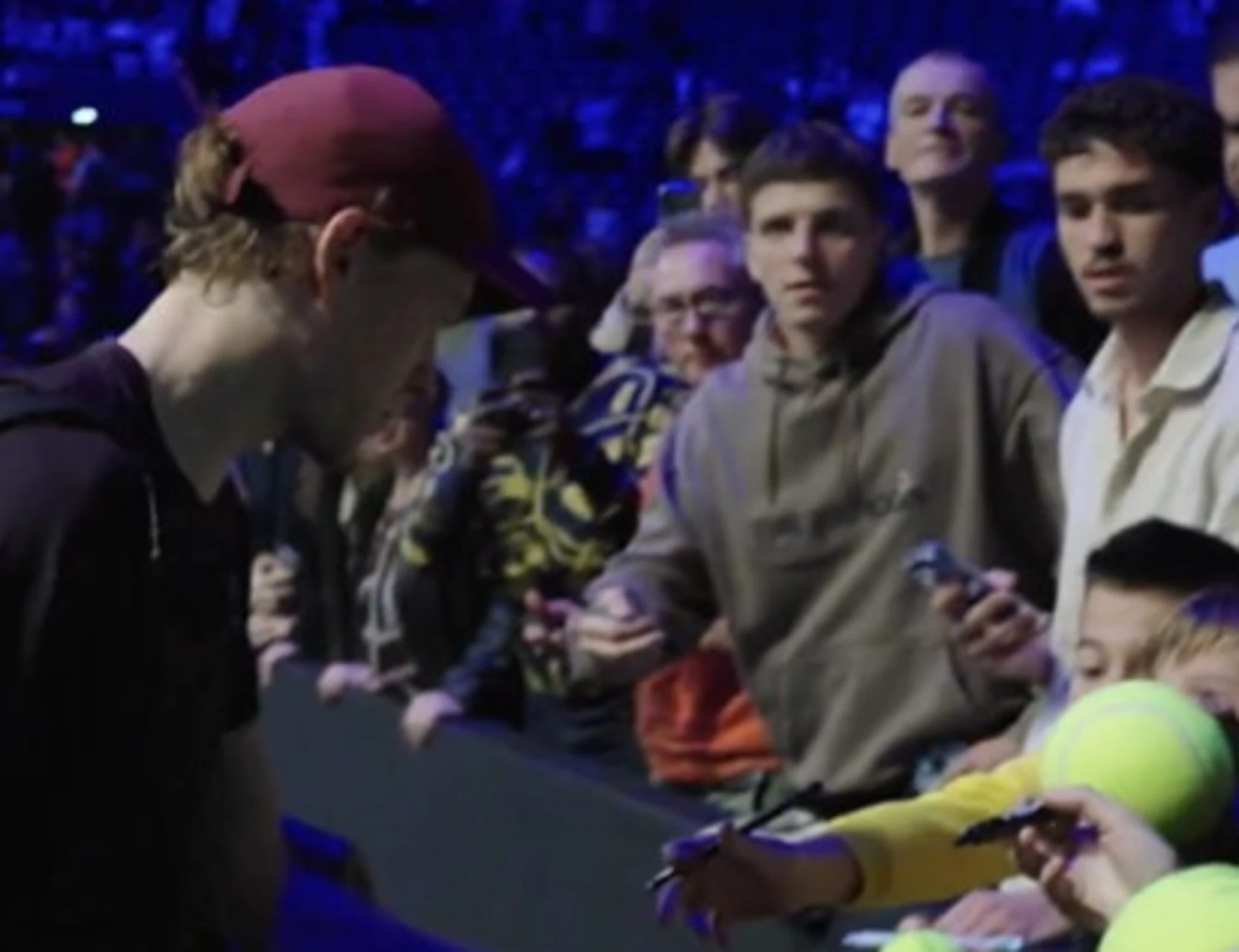 Jannik Sinner e il bimbo: "Per te è ok?", il video lascia Parigi di sasso
