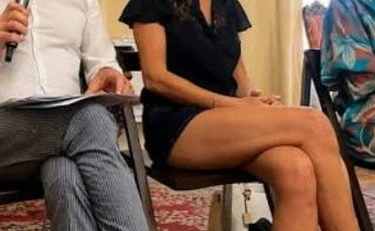 Livorno, vicesindaca alla conferenza con gli shorts? Si scatena il finimondo