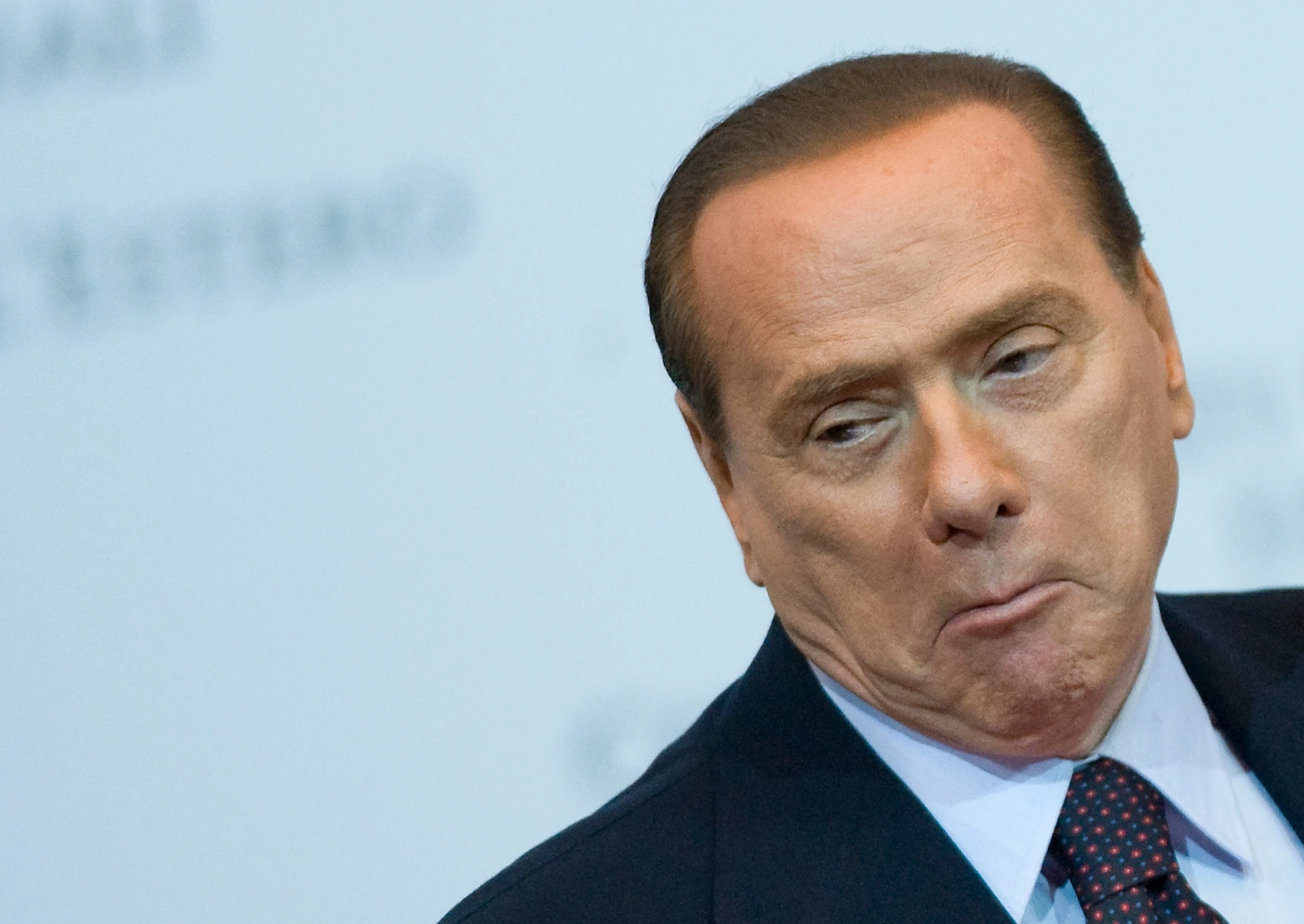Berlusconi svela il suo curriculum: &quot;Da giovane mungevo le mucche&quot;