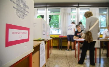 Referendum, scandalo al seggio: la foto della presidente con Pd e libro di Bersani