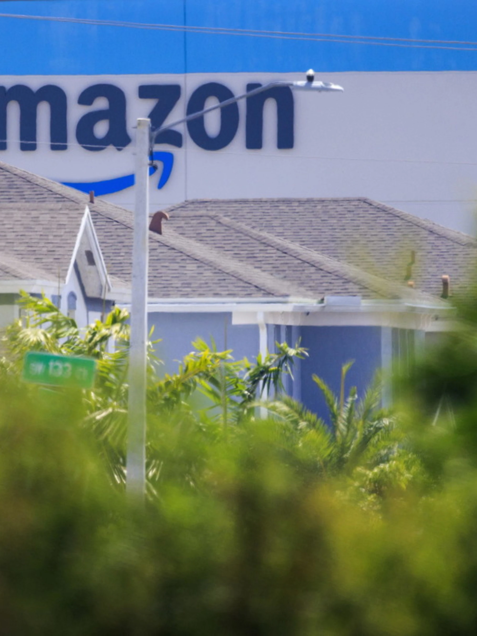 Dazi, adesso scoppia la guerra tra Trump e Amazon
