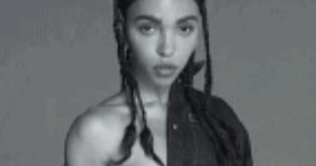 Fka Twigs, gli inglesi censurano la cantante in posa