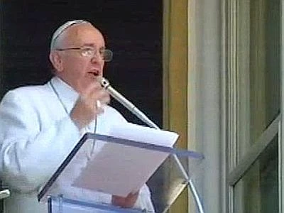 Papa all'Angelus: "Assurdo basare la propria felicità sull'avere e sul profitto"