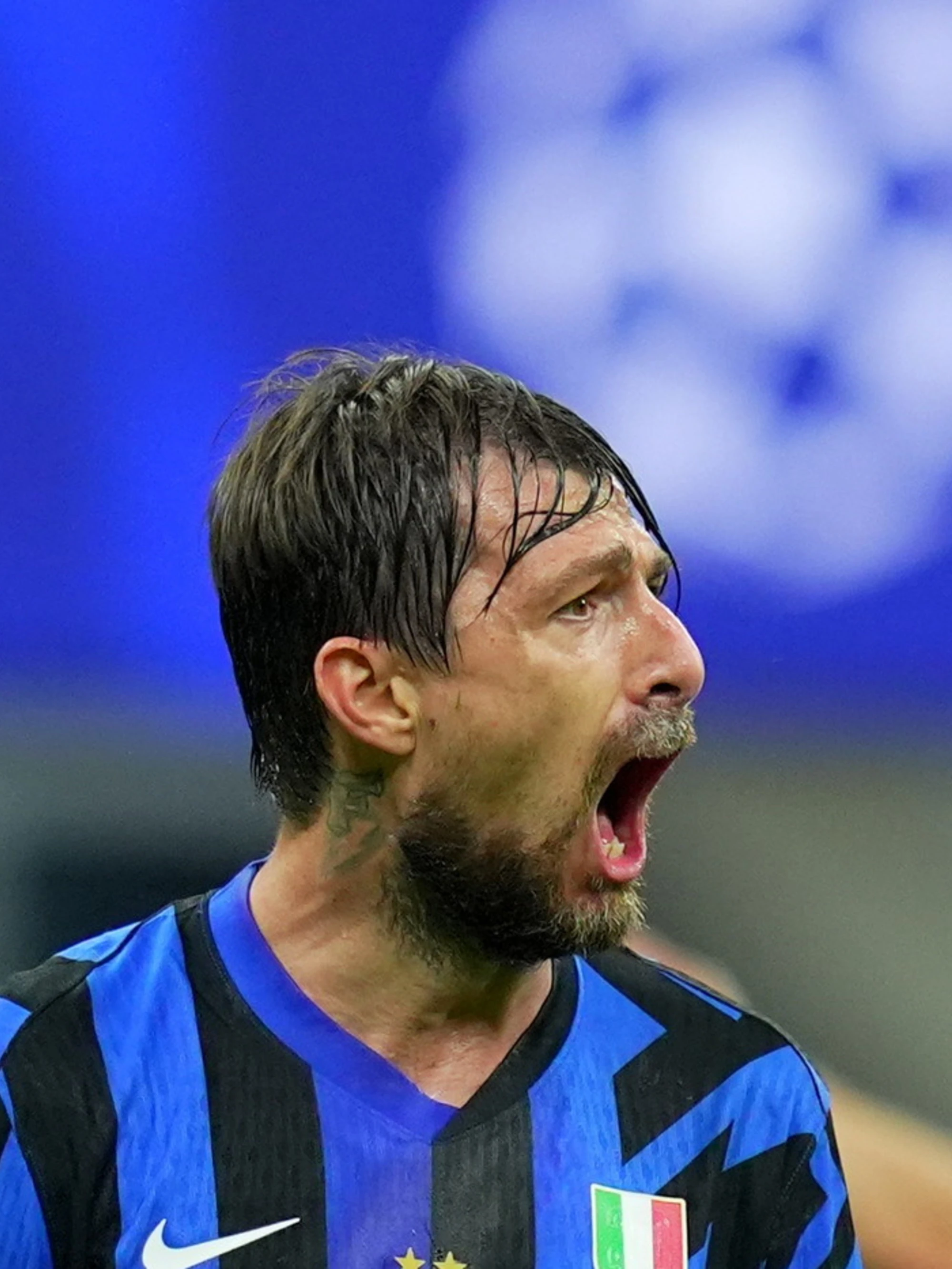 Barcellona-Inter, il telecronista blaugrana insulta Acerbi: "Impresentabile, testa vuota"