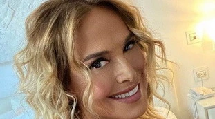 Barbara D'Urso, la scollatura più profonda che si sia mai vista: quasi-nudo, la foto definitiva