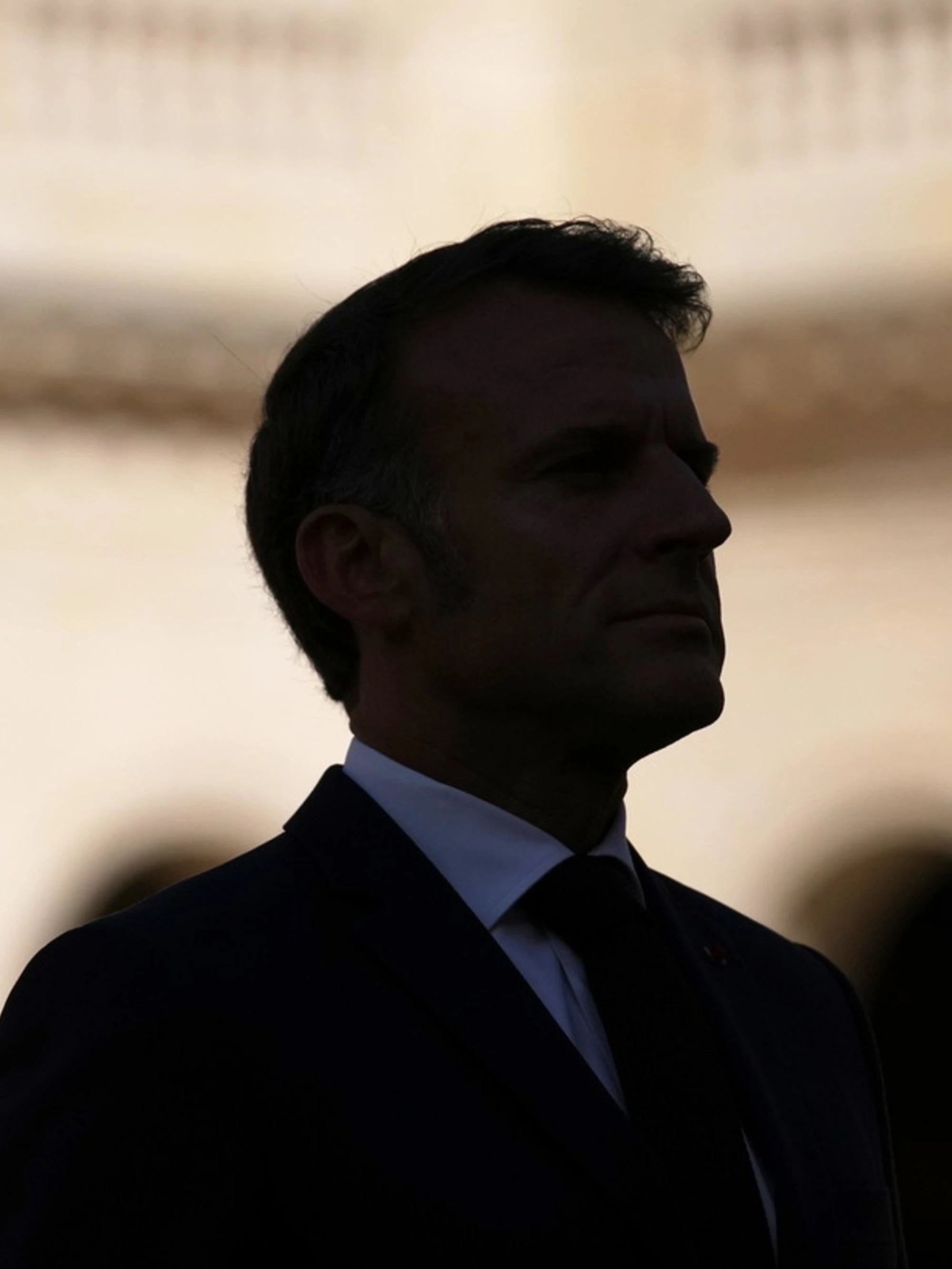 Macron non se ne va: via alle consultazioni per trovare un premier