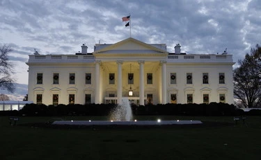 "Trump cog***ne": il caso del titolo di Libero arriva alla Casa Bianca