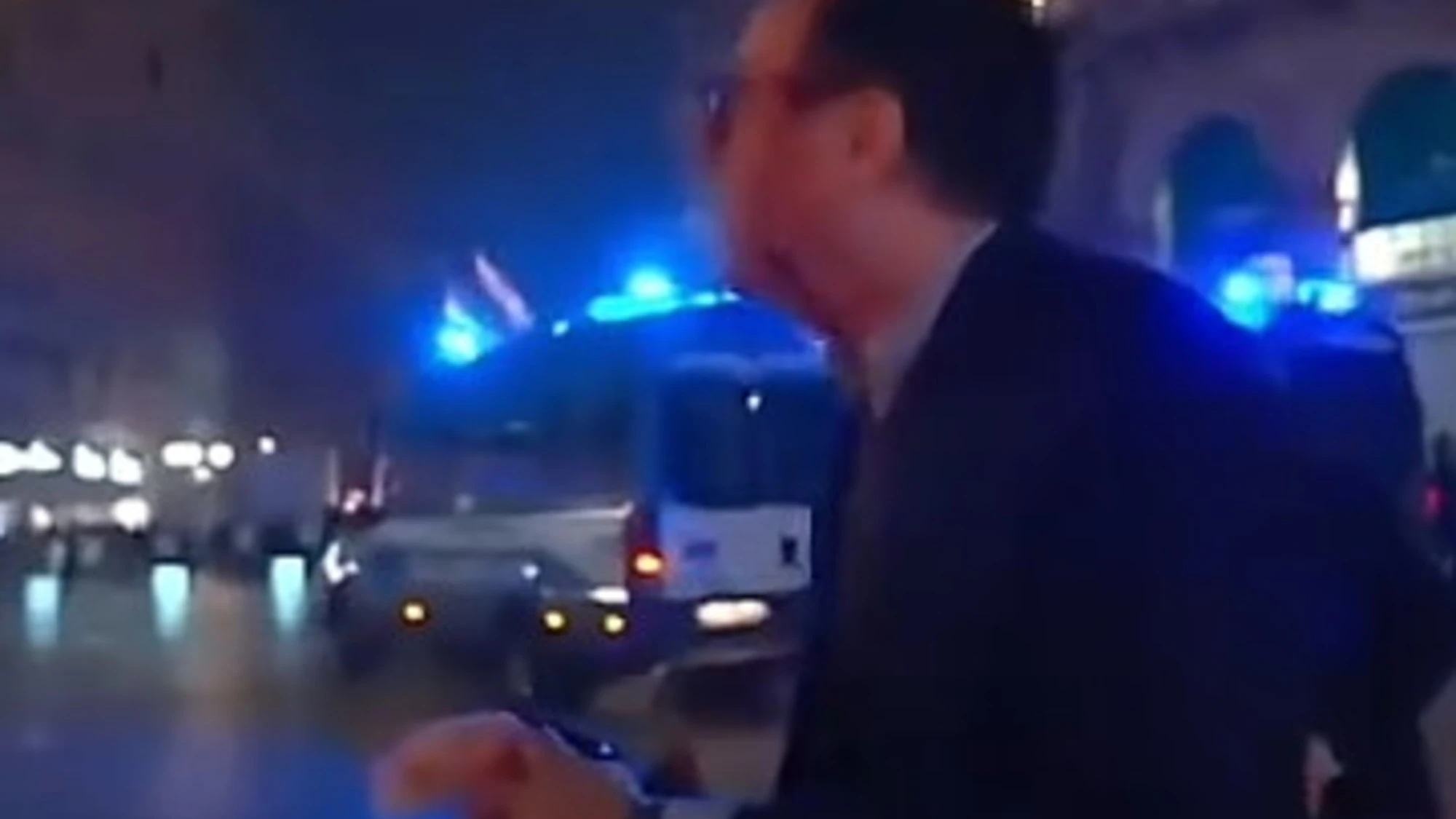 Milano, l'agente ferito chiede di fermare la violenza? I manifestanti lo insultano