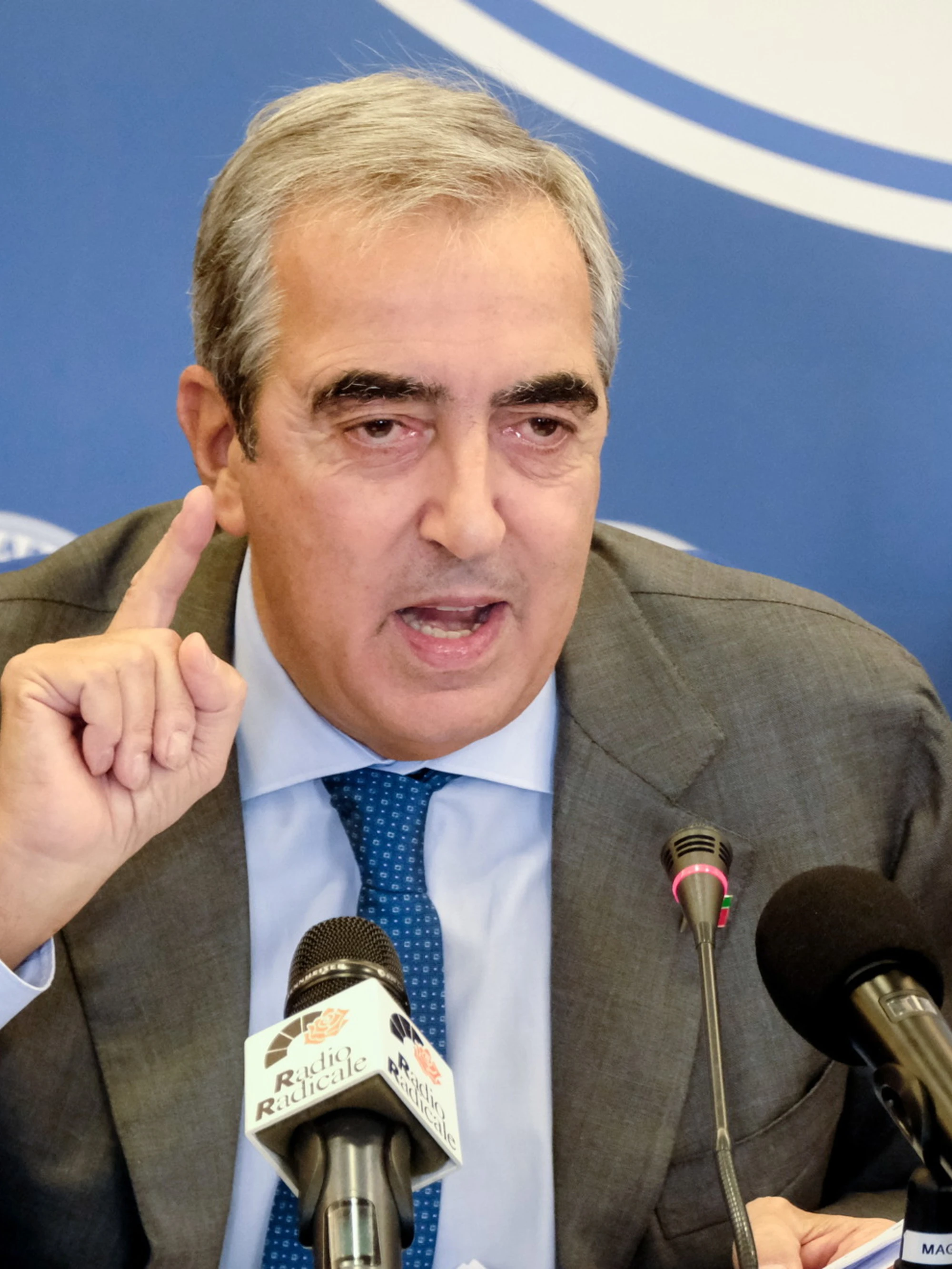 Gasparri contro la sinistra in piazza: "Ci mancavano i cazzotti. Come siete ridotti..."