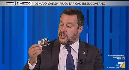 Otto e Mezzo, Matteo Salvini e la religione: cosa tira fuori dalla tasca, Lilli Gruber di sasso