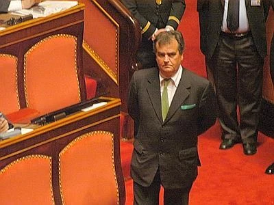 Dall'insulto al calcio sugli stinchi, quando l'onorevole si scusa in aula
