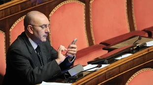 Vito Rosario Petrocelli del M5s: "Italia punto di riferimento di Cina e Iran". La Lega: si deve dimettere dalla Commissione Esteri