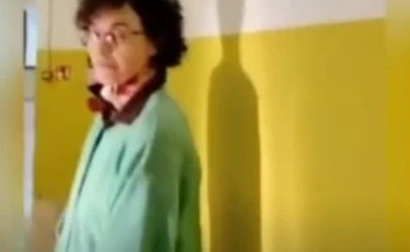 Prof accoltellata, spunta il video dell'aggressione minuto per minuto