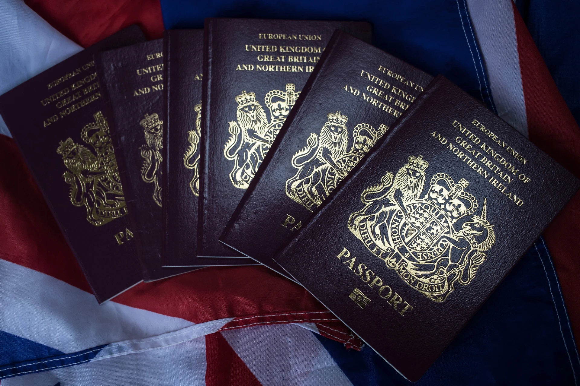 Brexit, il Regno Unito cambia il colore dei passaporti imposto dall'Europa: torna al blu navy