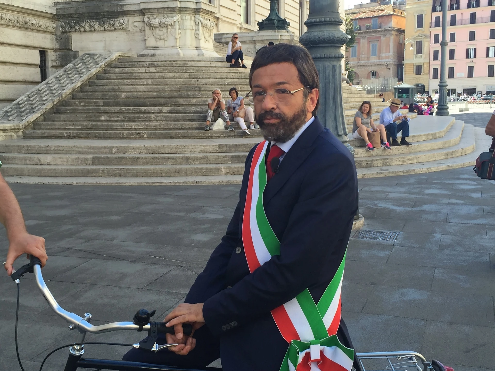 Dario Ballantini a Striscia imita Ignazio Marino: "I romani mi rincorrevano con le forchette, mi dicevano di andarmene"