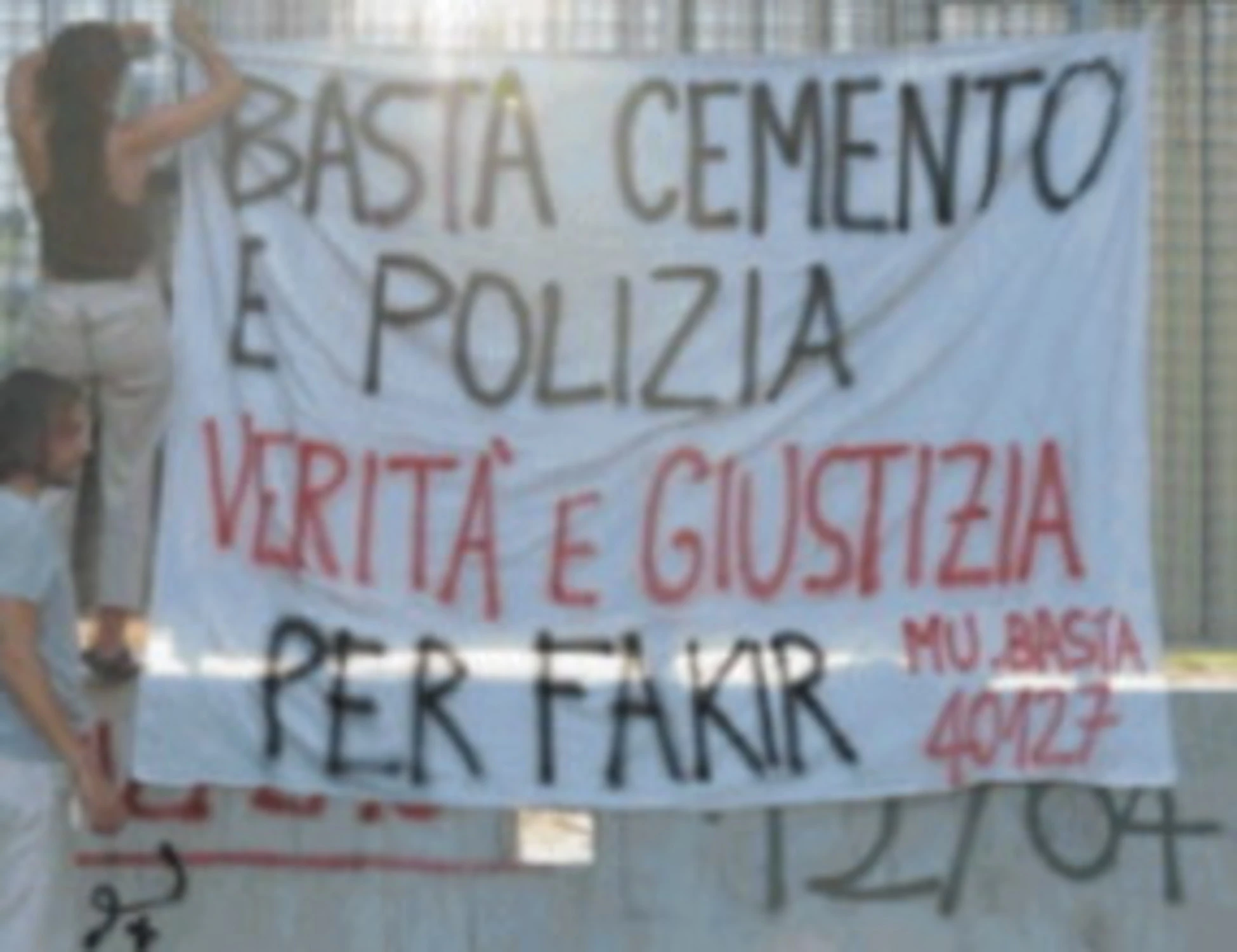 Fakir, la manifestazione è una piazzata anti-governo