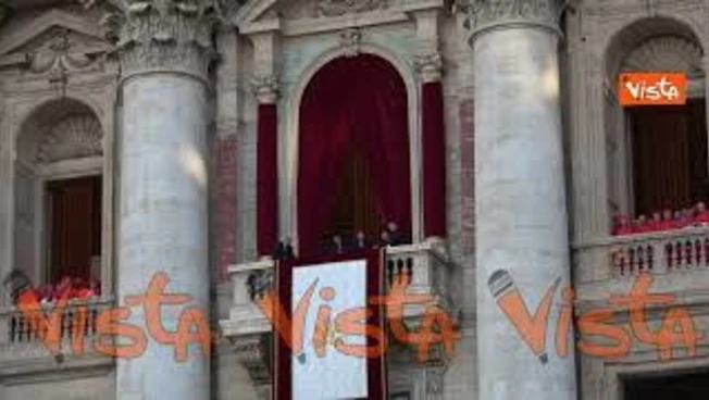 L'habemus Papam pronunciato da mons. Mamberti, il nuovo Papa è Robert Francis Prevost