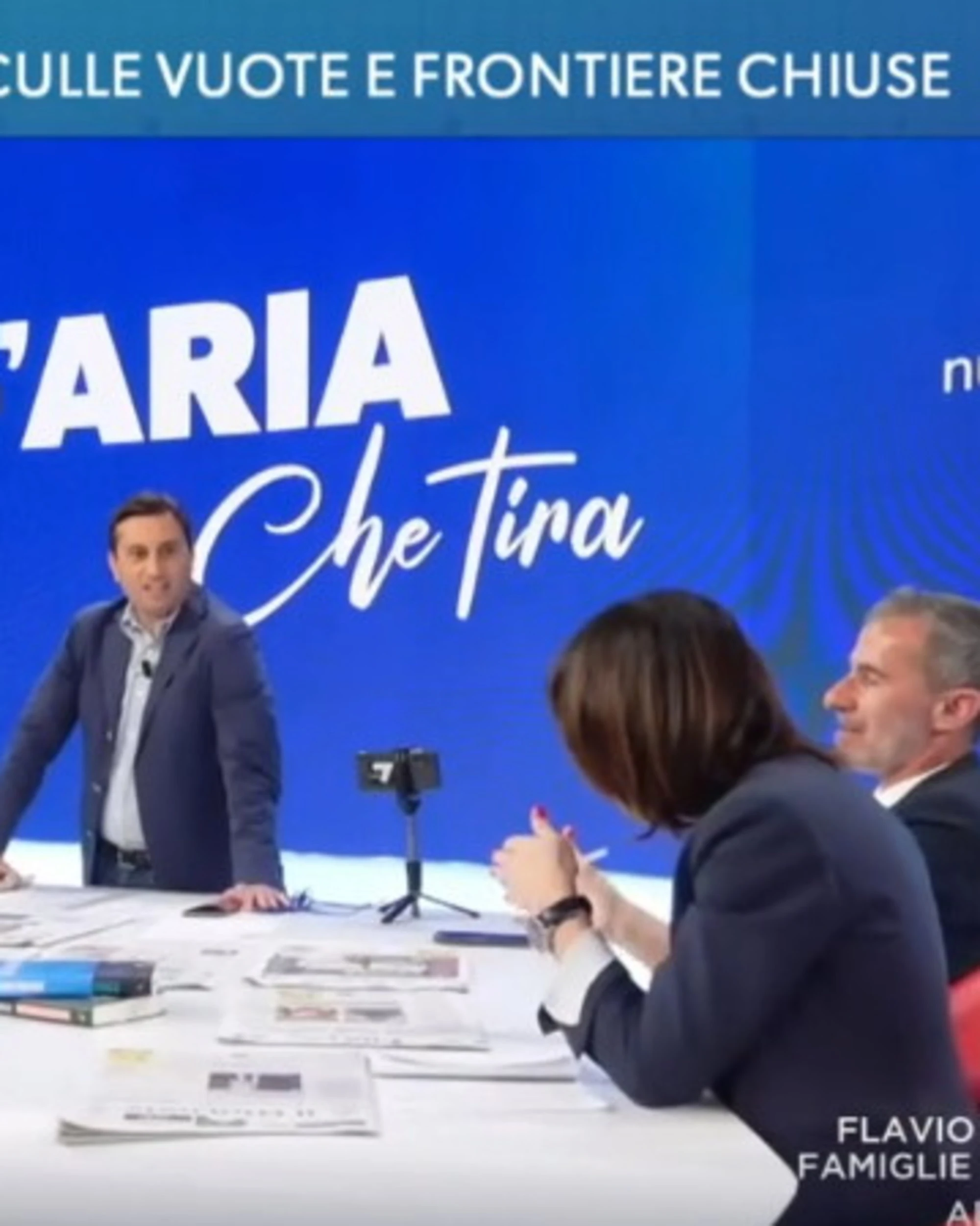 L'aria che tira, Lucaselli spiana la grillina: "Noi non buttiamo i soldi"