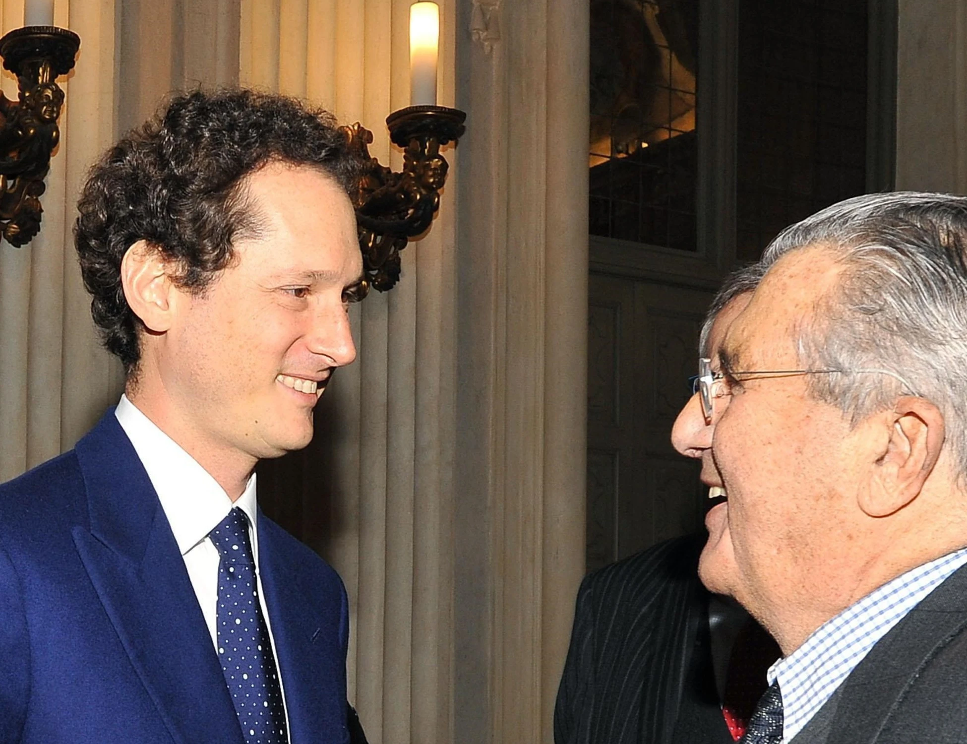 Carlo De Benedetti accusa Elkann: "Vende i giornali per tenersi lontani i magistrati"