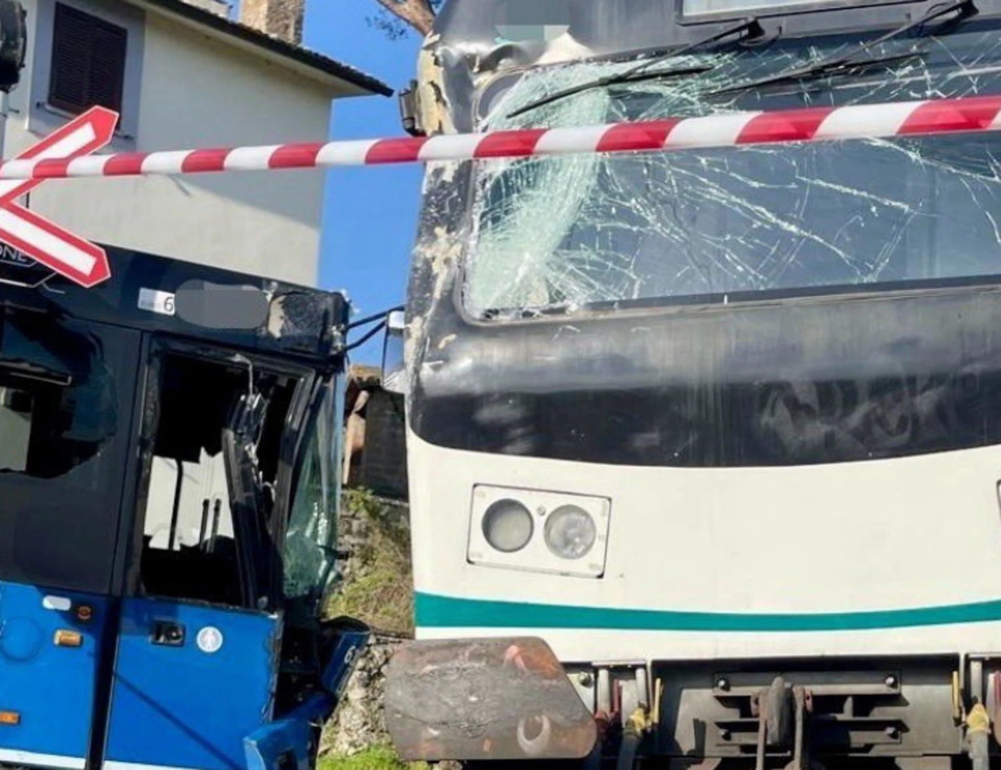 Viterbo, pullman pieno di studenti si scontra contro un treno: ci sono feriti