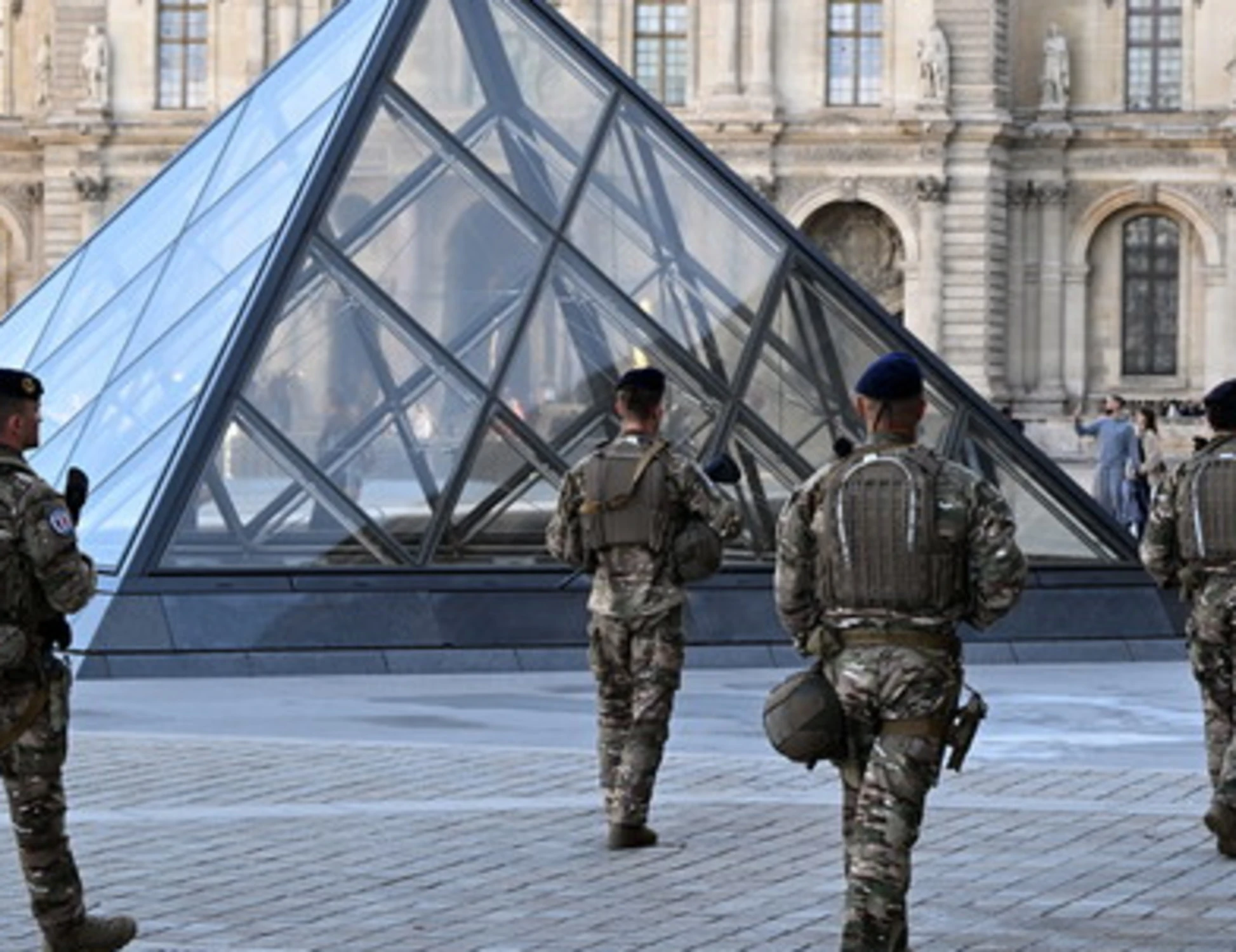 Louvre, Parigi sotto choc: ecco chi hanno rilasciato "senza accuse"