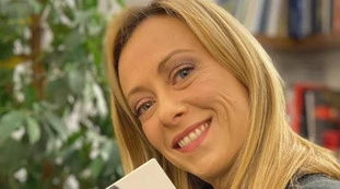 Giorgia Meloni, "ciò che spetta ad ogni italiano": in questa foto, il trionfo di Paolo Del Debbio