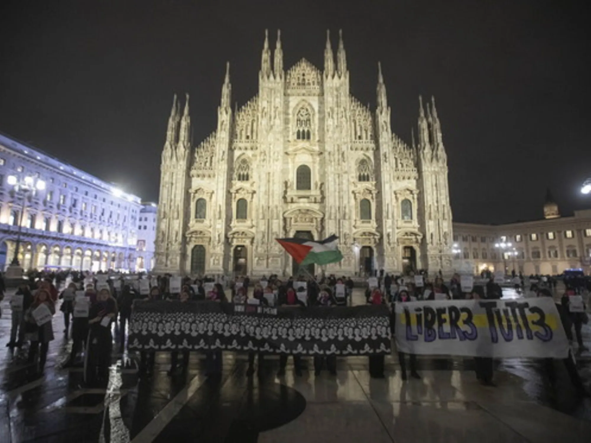 Leggi l'articolo: Legali gratis per i violenti in piazza. La verità: è una manovra politica